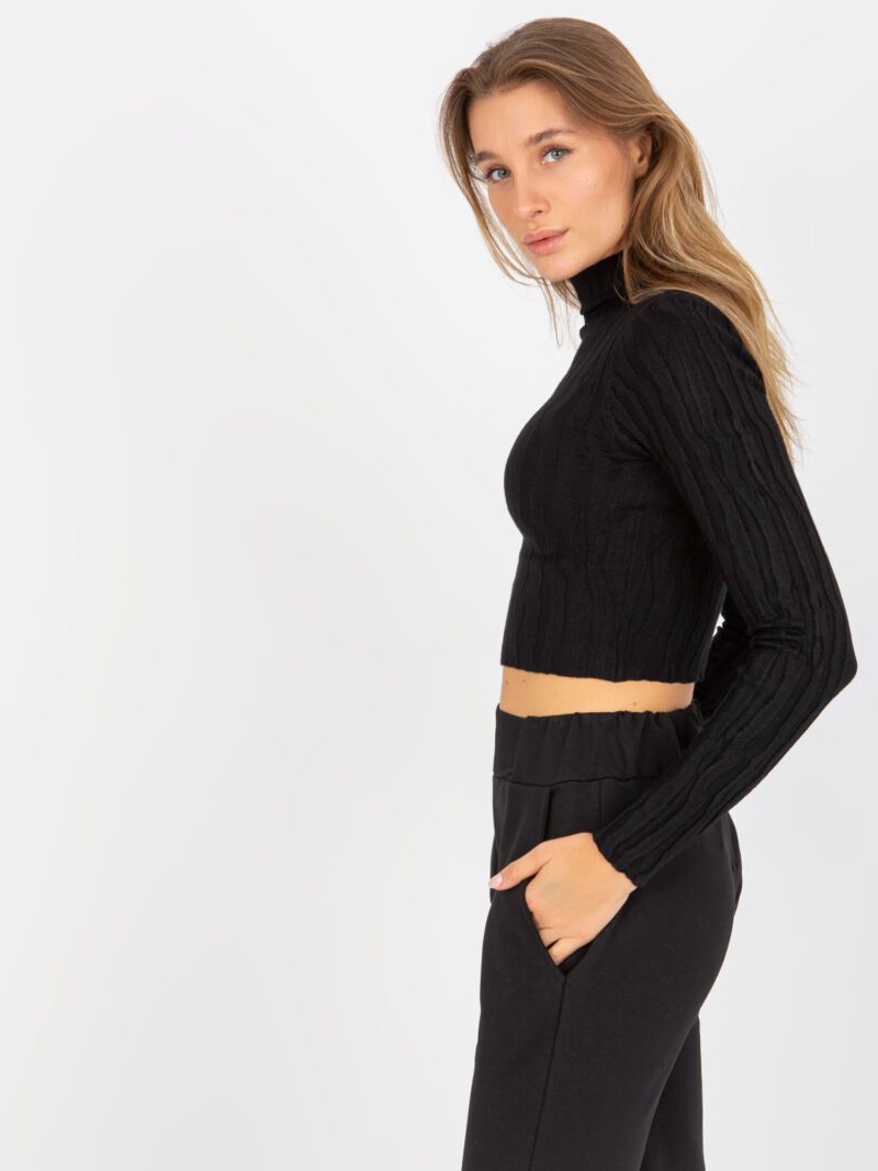 Czarny krótki sweter z półgolfem - obrazek 5