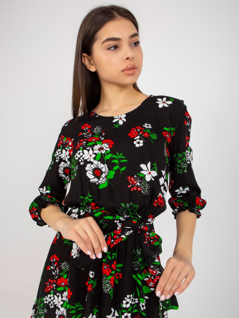 Czarna sukienka rozkloszowana w kwiaty - obrazek 4
